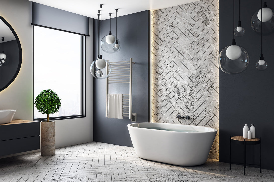 Baño integrado con tina independiente, toallero calefactor y mueble oscuro