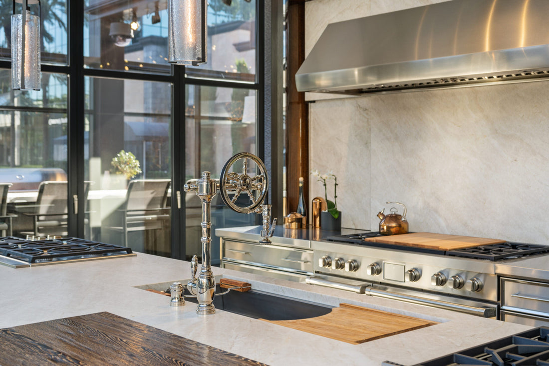 Cocina contemporánea con estufa profesional y campana de acero inoxidable
