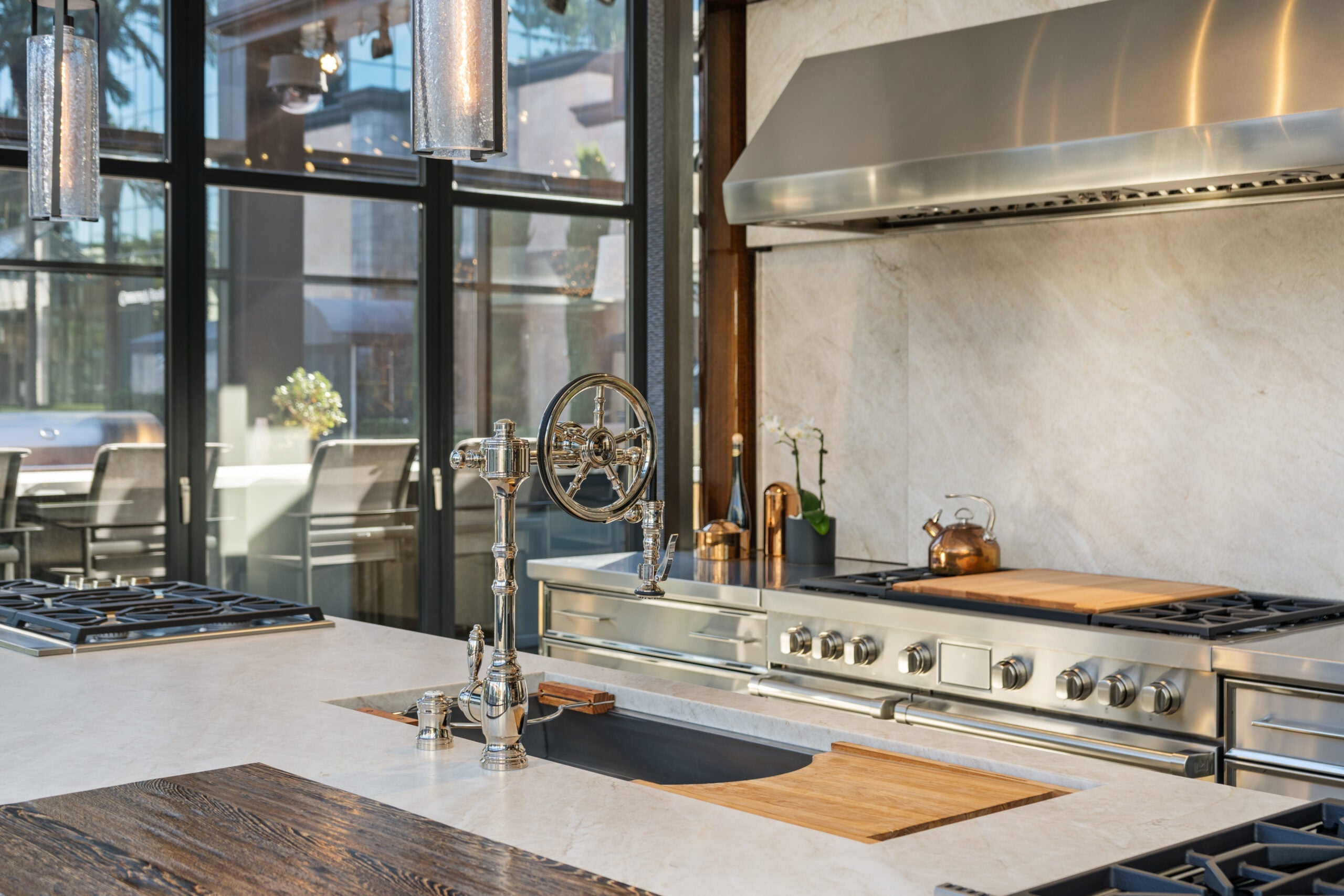 Cocina contemporánea con estufa profesional y campana de acero inoxidable