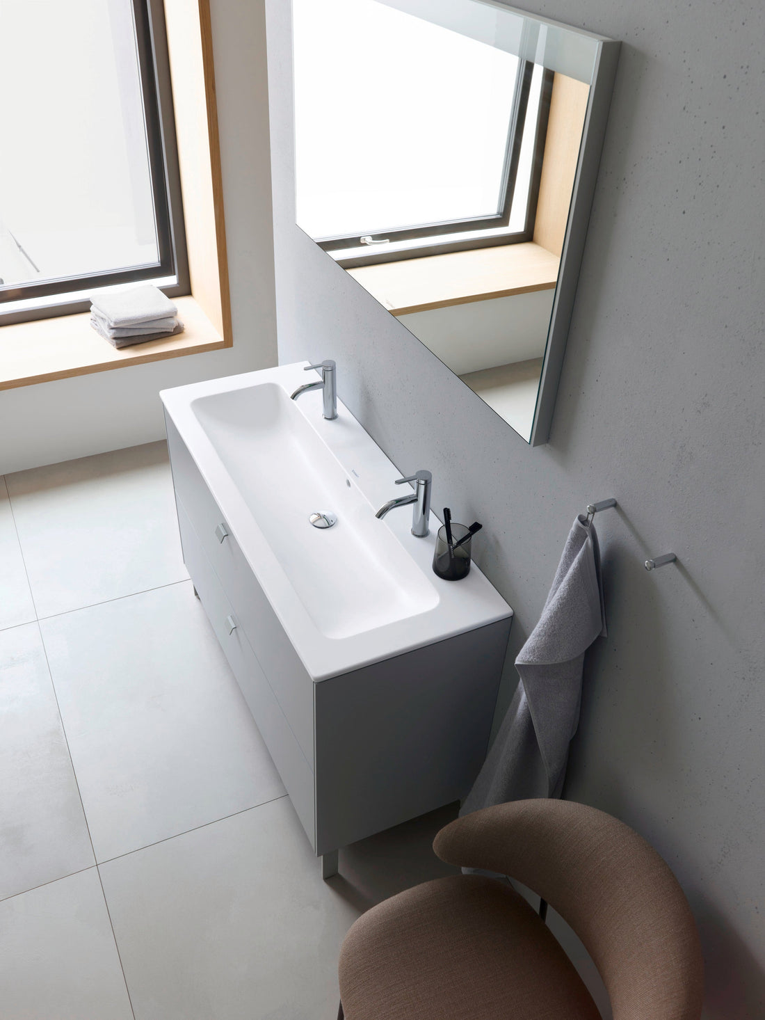 Lavabo doble de porcelana montado en muro con dos llaves