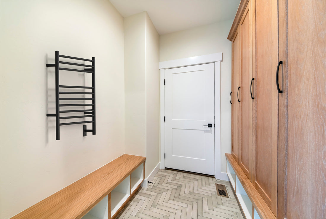 Cuarto de servicio con banca de madera y toallero calefactor Amba Jeeves en negro mate