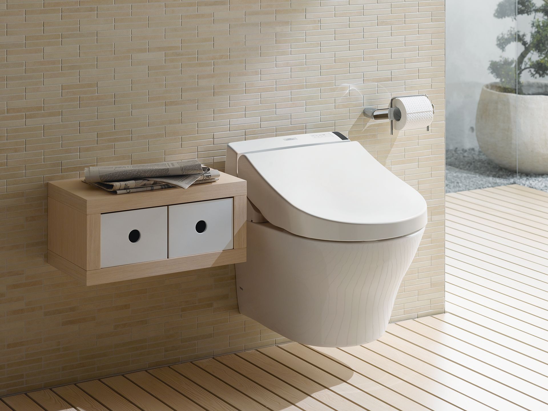 Inodoro TOTO de pared con WASHLET en un baño de madera y piedra