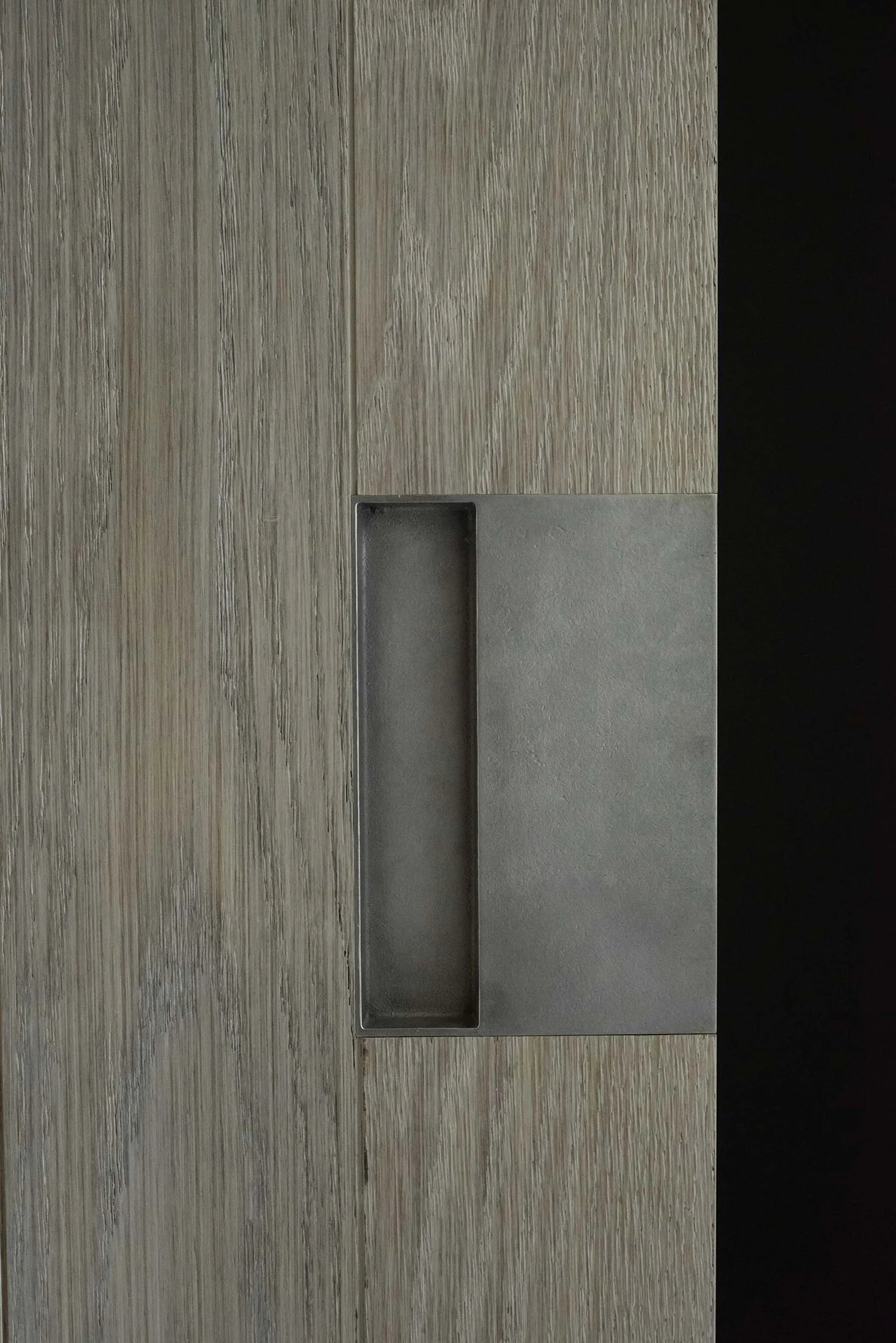 Saddle Flush Pull — detalle del tirador de bronce
