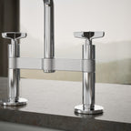 Kohler Billet — Mezcladora de Cocina tipo Puente con Rociador Lateral y Manijas de Cruz — Ambientación 5