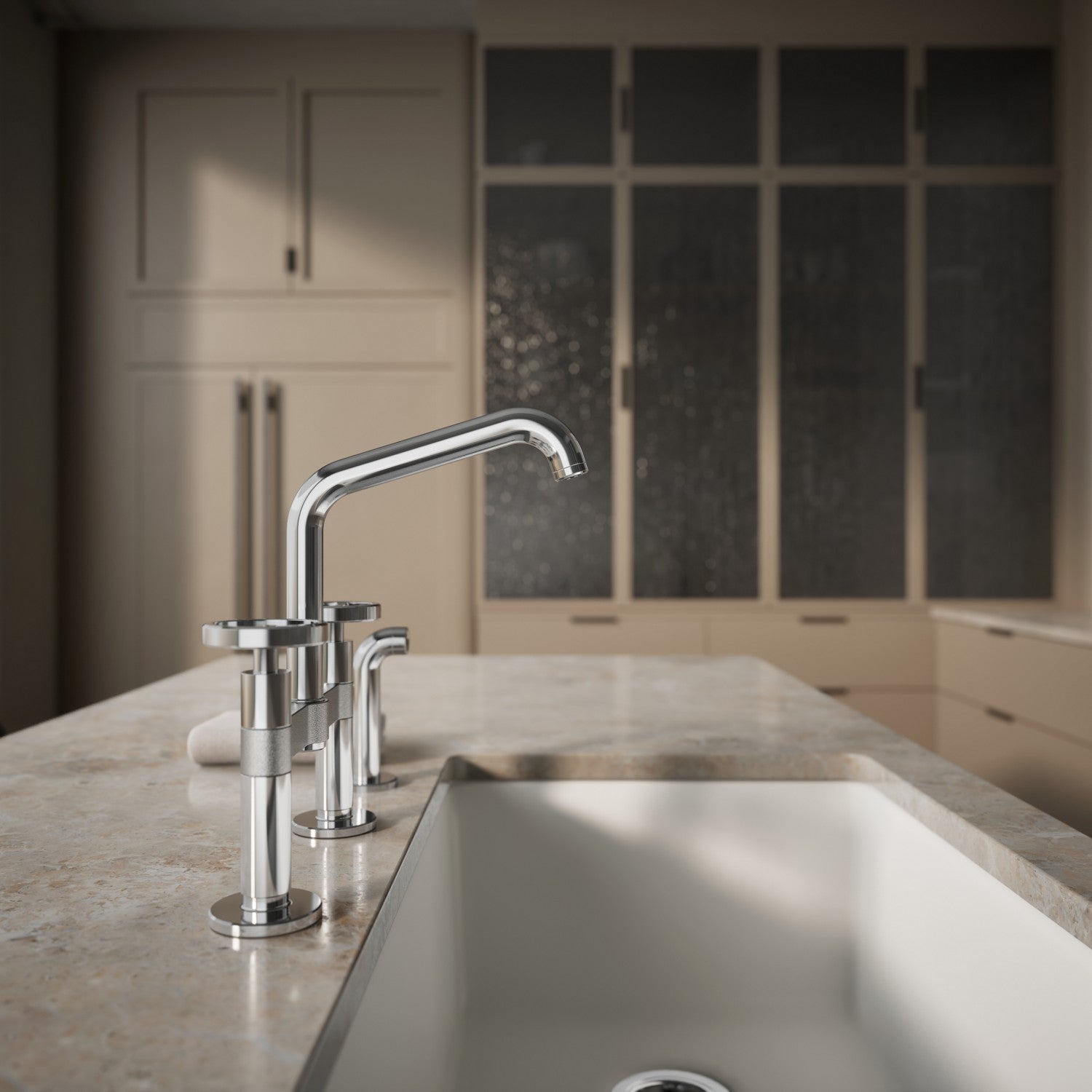 Kohler Billet — Mezcladora de Cocina tipo Puente con Rociador Lateral y Manijas Redondas — Ambientación 3
