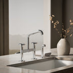 Kohler Billet — Mezcladora de Cocina tipo Puente con Rociador Lateral y Manijas Redondas — Ambientación 4