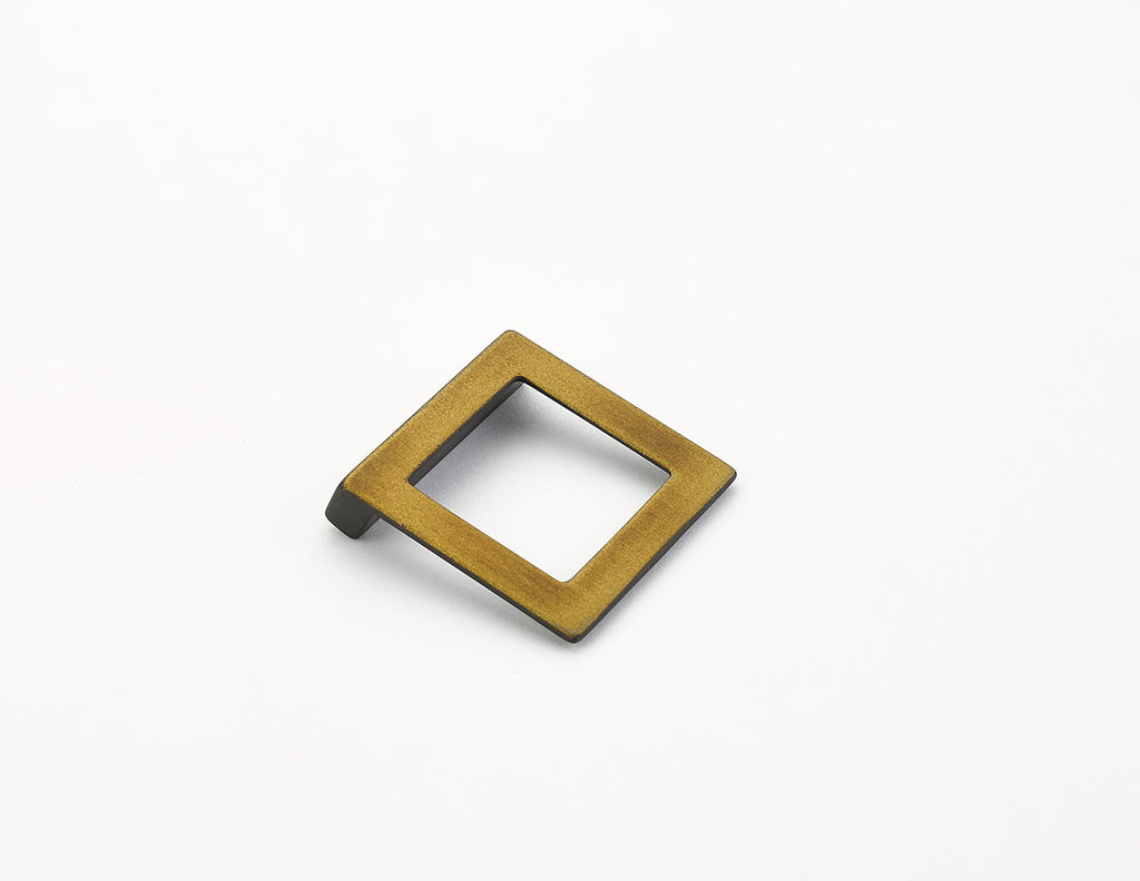 Schaub Jaladera Finestrino Angled Cuadrada, 1-1/4" cc — Bronce Bruñido