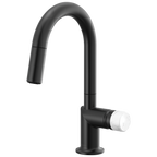 Brizo Odin Mezcladora Prep Extraíble — Surtidor en Arco — Negro Mate — Perilla de Mármol Blanco