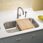 Elkay Tarja Lustertone® Classic Acero Inoxidable 32-1/2" x 18-1/8" x 9" de Dos Tazones Iguales Bajo Cubierta con Aqua Divide — ambiente de cocina