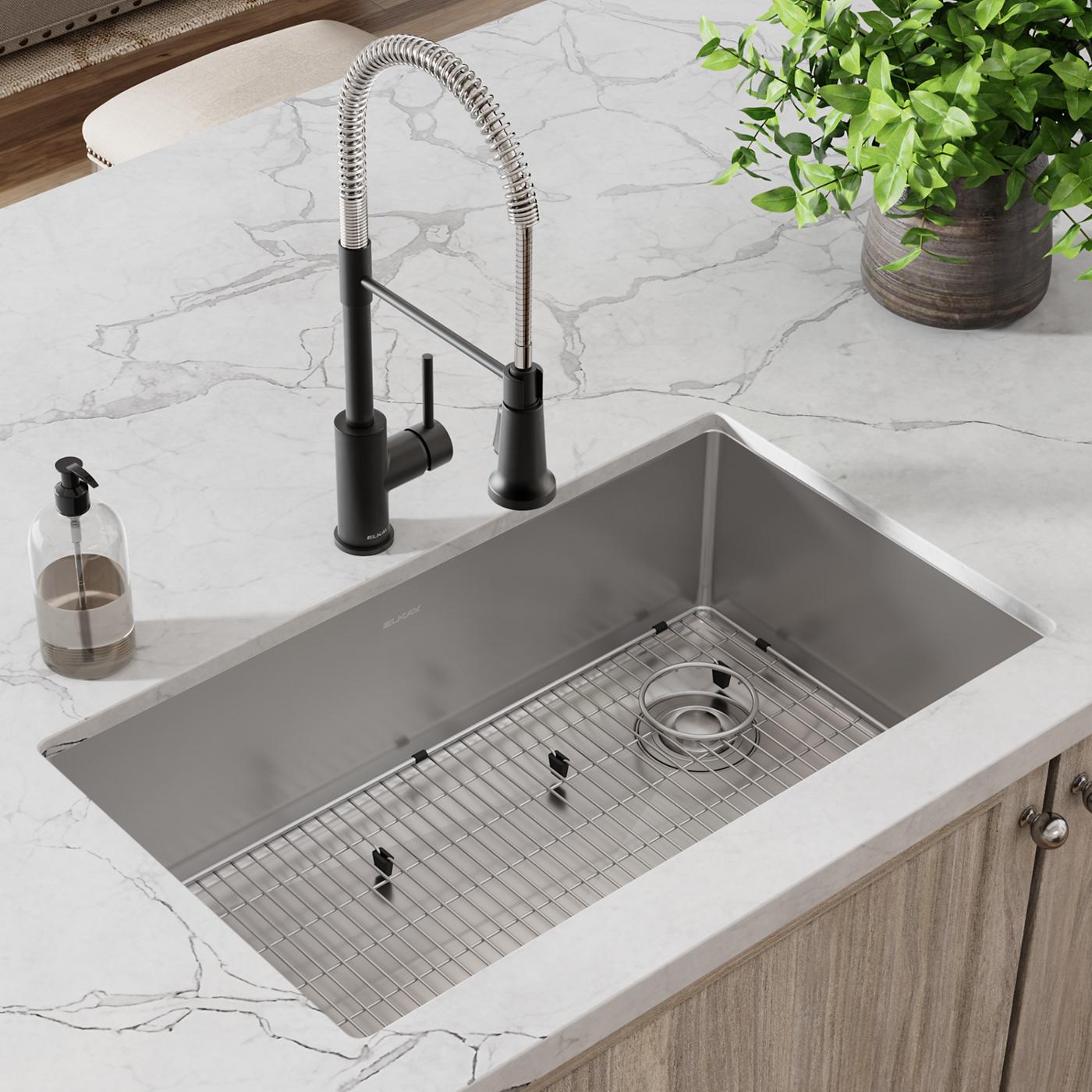 Elkay Tarja Crosstown® Calibre 18 Acero Inoxidable 31-1/2" x 18-1/2" x 9" de Un Tazón Bajo Cubierta (Kit con Llave Rejilla de Fondo y Drenaje) — ambiente de cocina