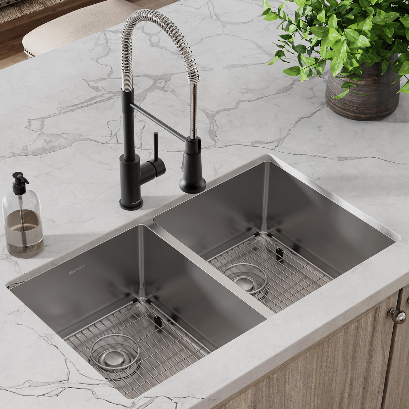 Elkay Tarja Crosstown® Calibre 18 Acero Inoxidable 31-1/2" x 18-1/2" x 9" de Dos Tazones Iguales Bajo Cubierta (Kit con Llave Rejilla de Fondo y Drenaje) — ambiente de cocina