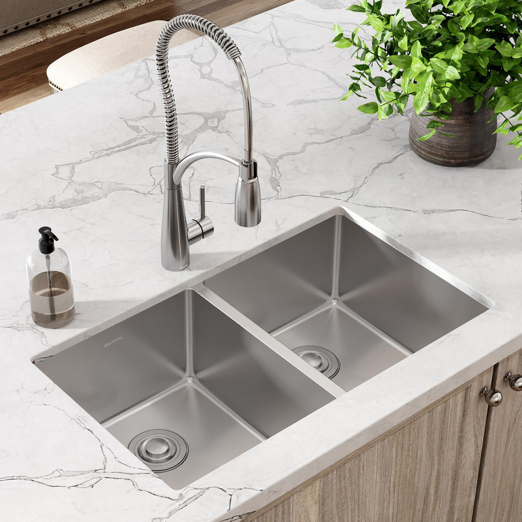 Elkay Tarja Crosstown® Calibre 18 Acero Inoxidable 31-1/2" x 18-1/2" x 9" de Dos Tazones Iguales Bajo Cubierta — ambiente de cocina