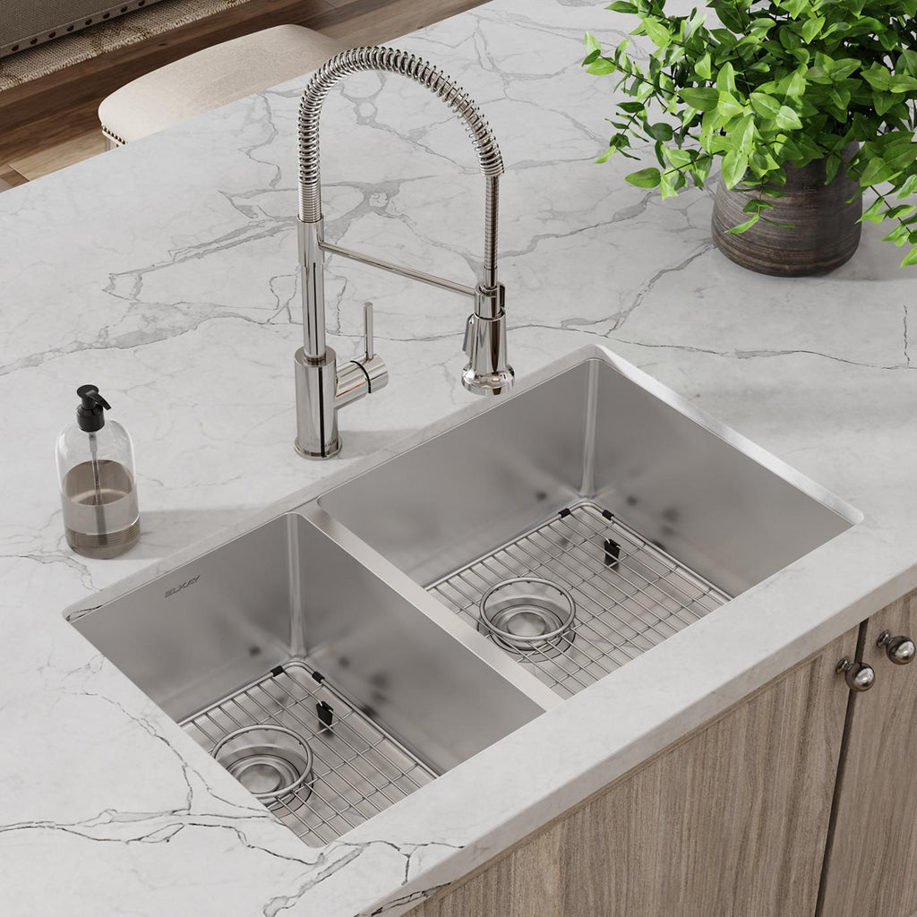 Elkay Tarja Crosstown® Calibre 18 Acero Inoxidable 31-1/2" x 18-1/2" x 9" 40/60 de Dos Tazones Bajo Cubierta (Kit con Llave Rejilla de Fondo y Drenaje) — ambiente de cocina