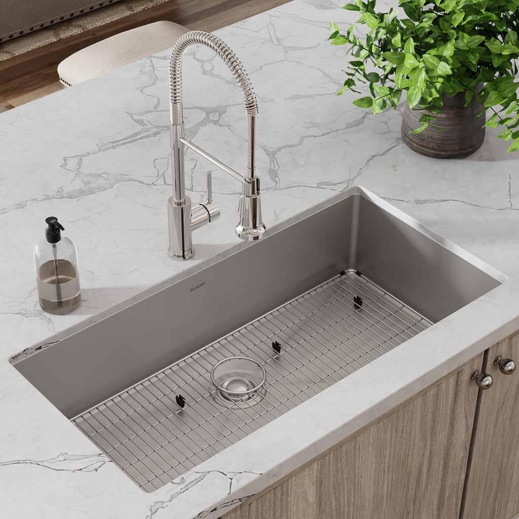 Elkay Tarja Crosstown® Calibre 18 Acero Inoxidable 36-1/2" x 18-1/2" x 9" de Un Tazón Bajo Cubierta (Kit con Llave Rejilla de Fondo y Drenaje) — ambiente de cocina
