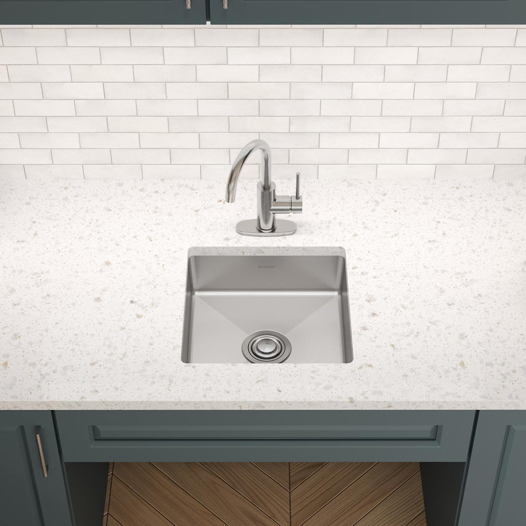 Elkay Tarja Crosstown® Calibre 18 Acero Inoxidable 16-1/2" x 16-1/2" x 5" de Un Tazón Bajo Cubierta — ambiente de cocina