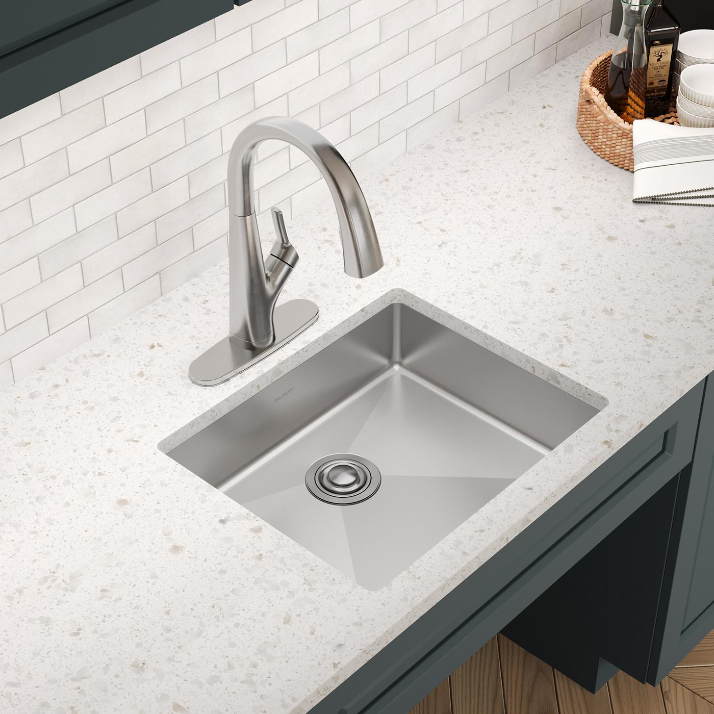 Elkay Tarja Crosstown® Calibre 18 Acero Inoxidable 22-1/2" x 18-1/2" x 5-1/2" de Un Tazón Bajo Cubierta — ambiente de cocina