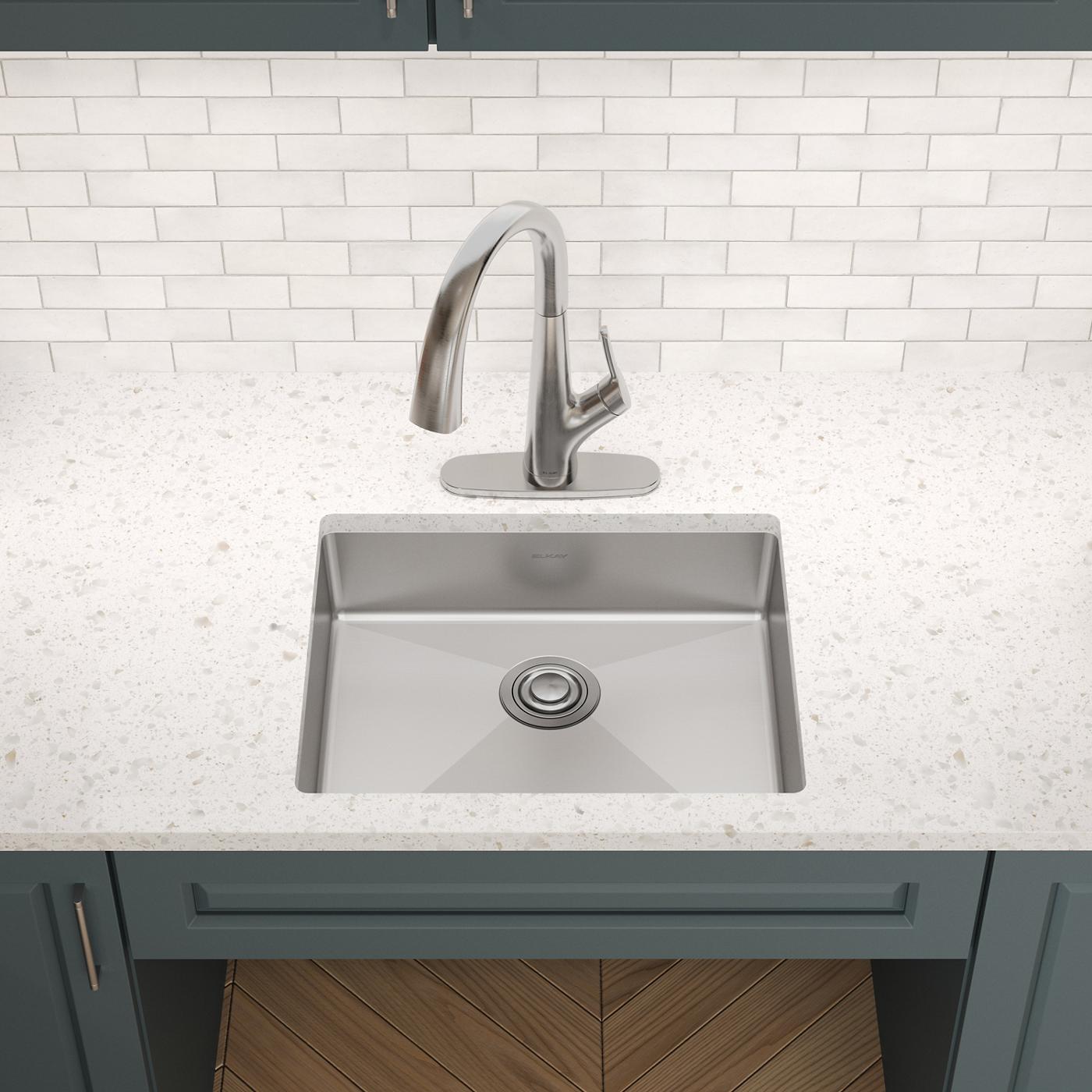 Elkay Tarja Crosstown® Calibre 18 Acero Inoxidable 22-1/2" x 18-1/2" x 5-1/2" de Un Tazón Bajo Cubierta — ambiente de cocina