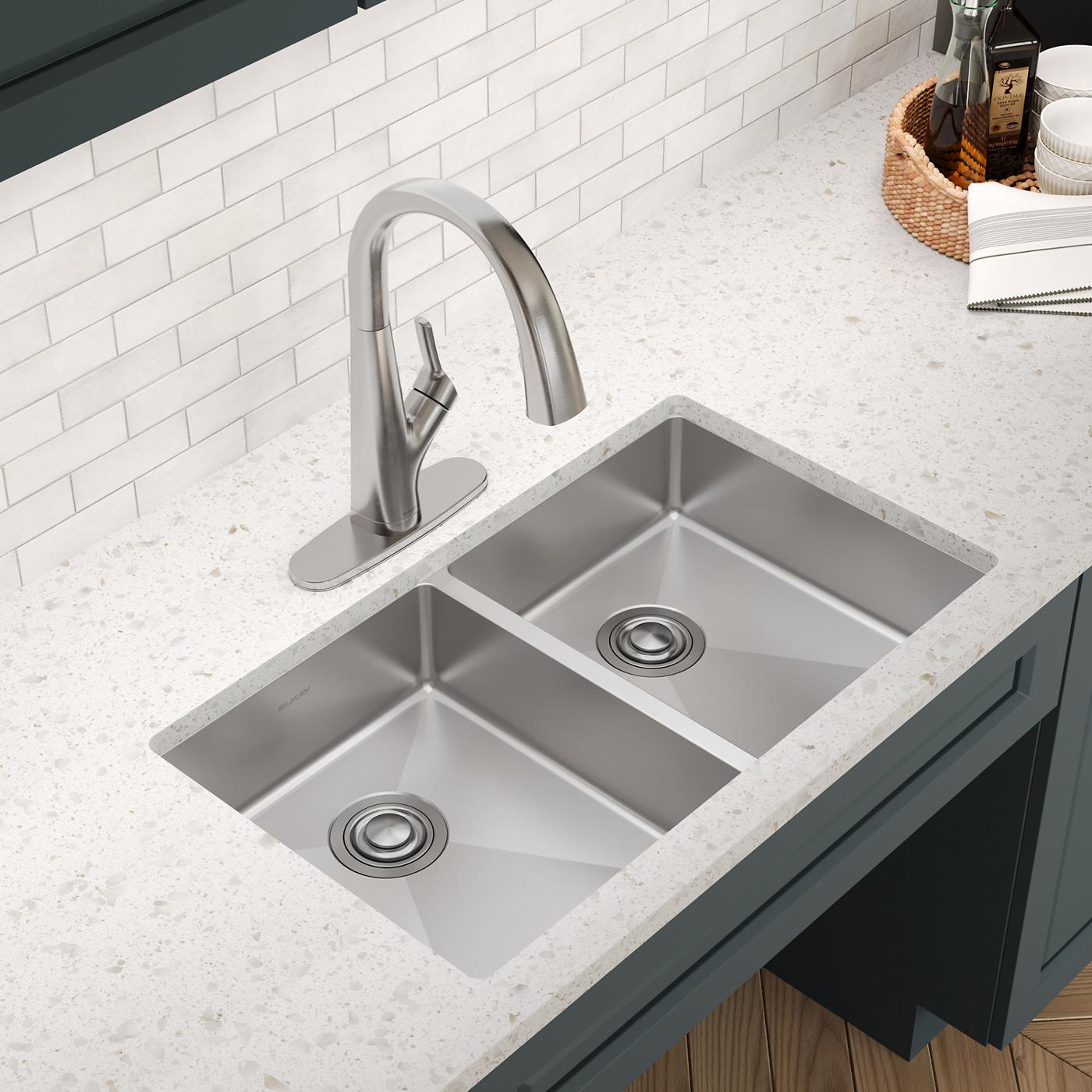 Elkay Tarja Crosstown® Calibre 18 Acero Inoxidable 31-1/2" x 18-1/2" x 5-1/2" de Dos Tazones Bajo Cubierta — ambiente de cocina