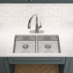 Elkay Tarja Crosstown® Calibre 18 Acero Inoxidable 31-1/2" x 18-1/2" x 5-1/2" de Dos Tazones Bajo Cubierta — ambiente de cocina