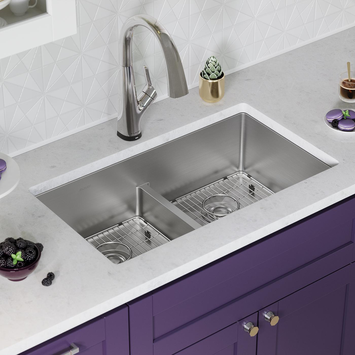 Elkay Tarja Crosstown® Calibre 18 Acero Inoxidable 33" x 22" x 9" de Dos Tazones Iguales de Doble Montaje (Kit con Llave Filtrada) con Aqua Divide — ambiente de cocina