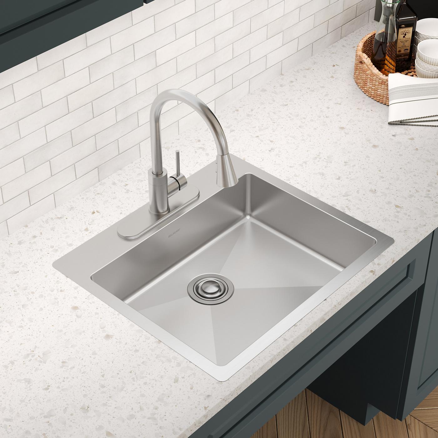 Elkay Tarja Crosstown® Calibre 18 Acero Inoxidable 25" x 22" x 6" de Un Tazón ADA de Doble Montaje — ambiente de cocina