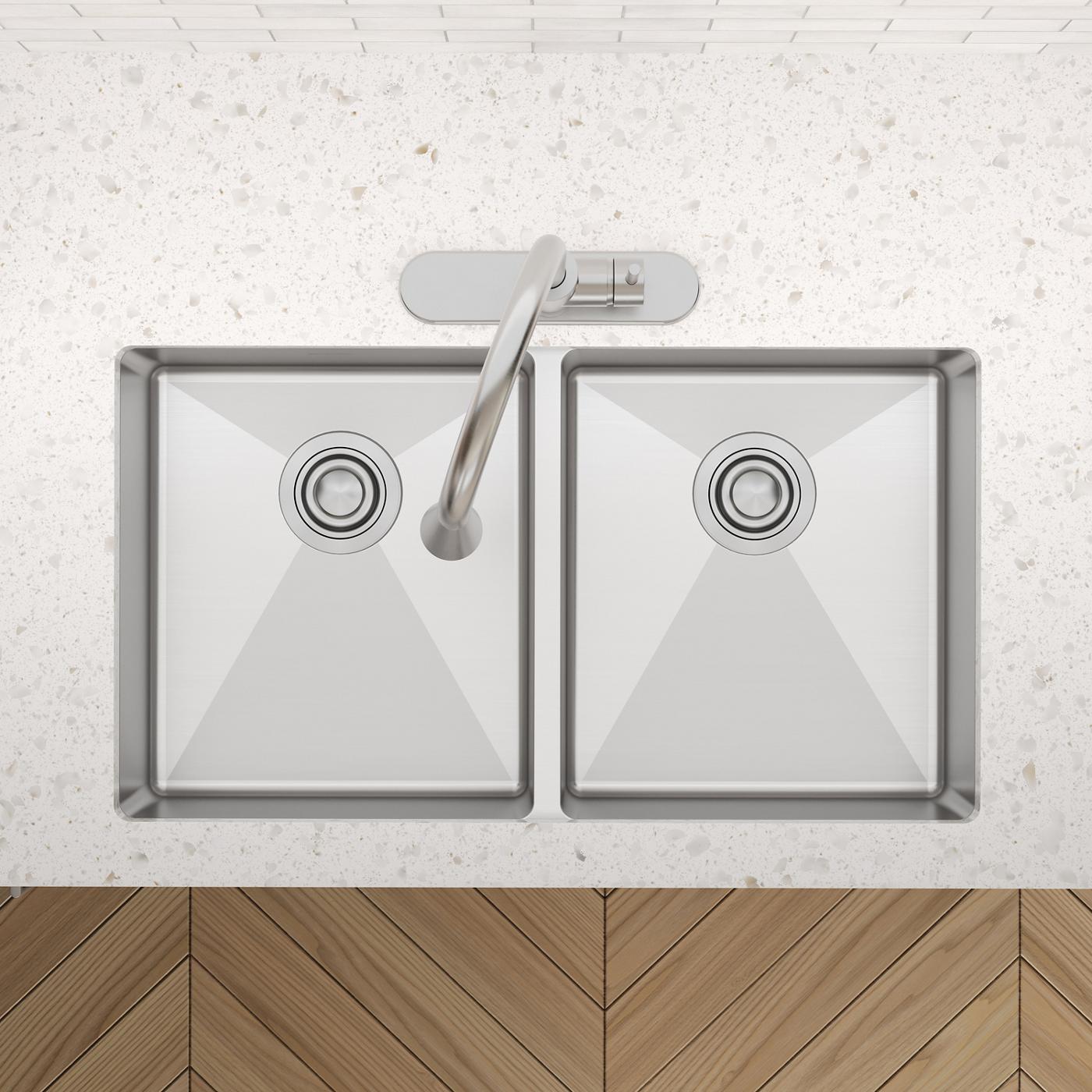 Elkay Tarja Crosstown® Calibre 18 Acero Inoxidable 33" x 22" x 6" de Dos Tazones Iguales ADA de Doble Montaje — ambiente de cocina