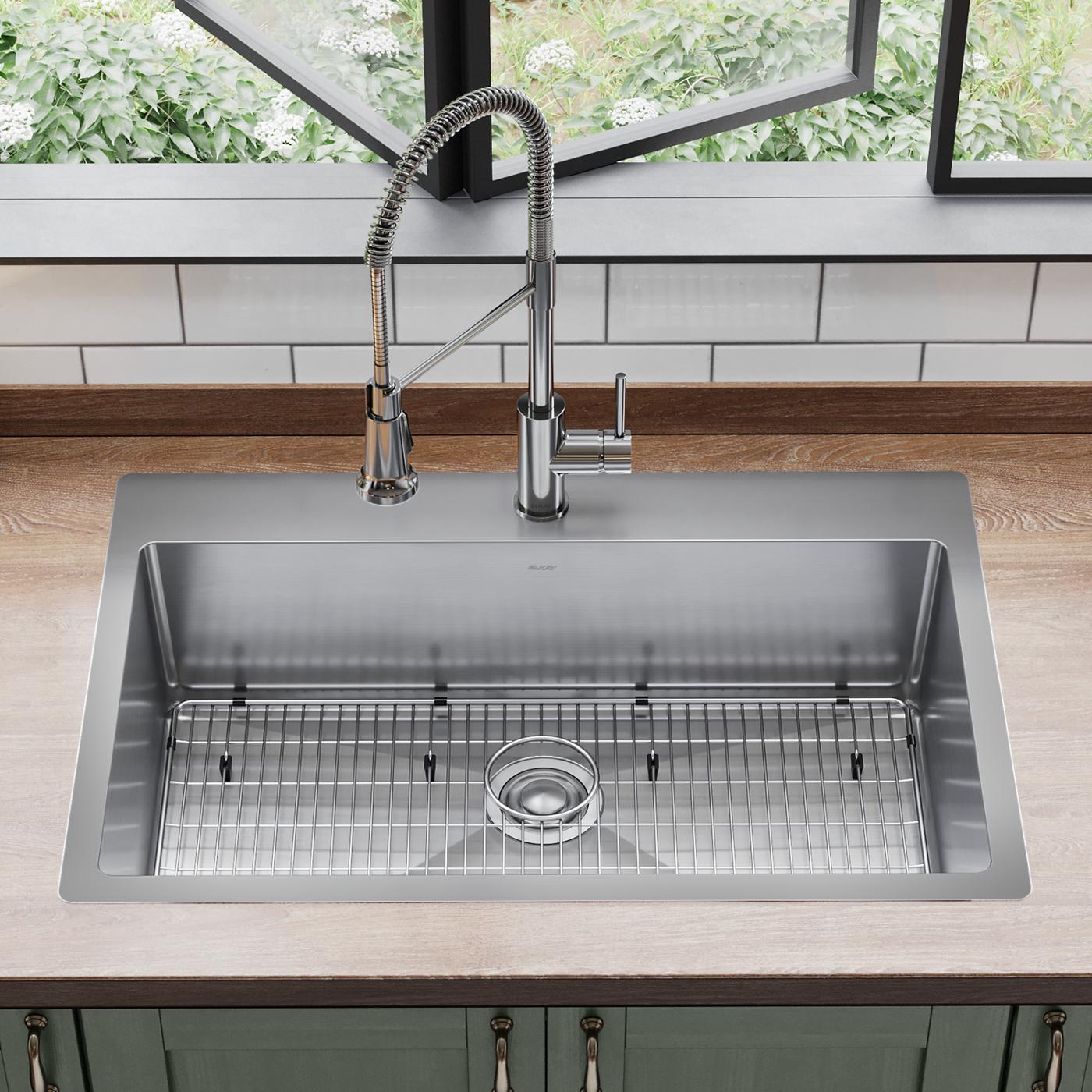 Elkay Tarja Crosstown® Calibre 18 Acero Inoxidable 33" x 22" x 9" 1 Orificio de Un Tazón de Doble Montaje (Kit) with Faucet — ambiente de cocina