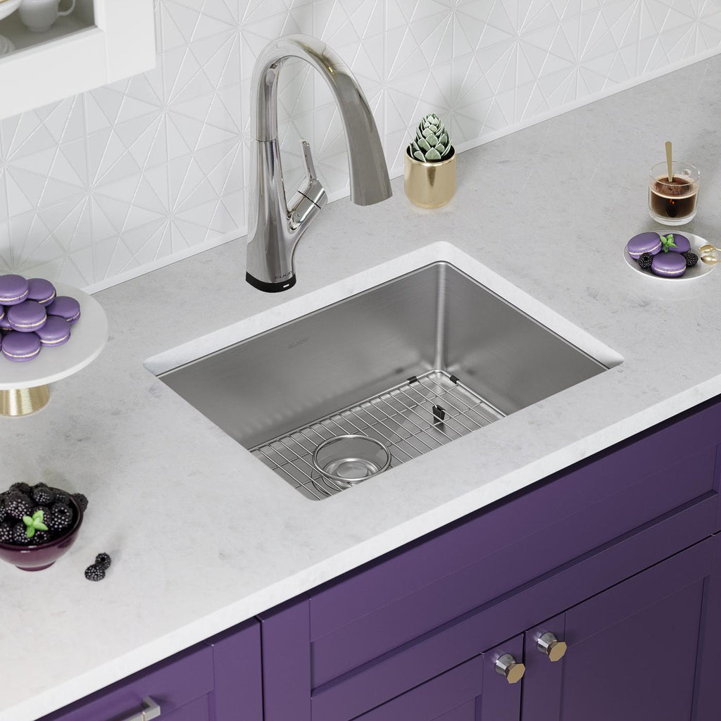 Elkay Tarja Crosstown® Calibre 16 Acero Inoxidable 23-1/2" x 18-1/4" x 8" de Un Tazón Bajo Cubierta (Kit con Llave Filtrada) — ambiente de cocina