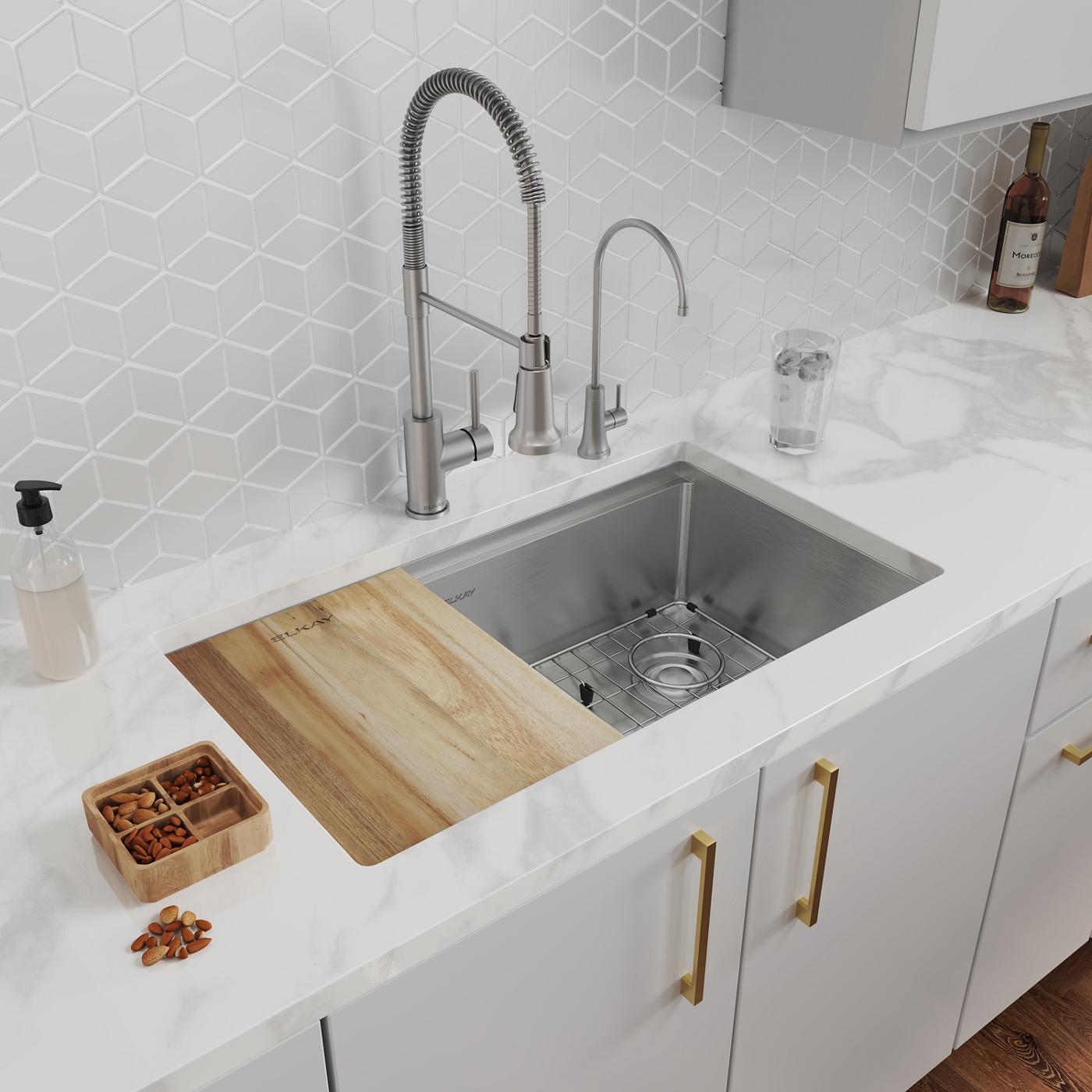 Elkay Tarja Crosstown® Calibre 16 Workstation Acero Inoxidable 31-1/2" x 18-1/2" x 9" de Un Tazón Bajo Cubierta (Kit con Llave Filtrada para Bebidas) — ambiente de cocina