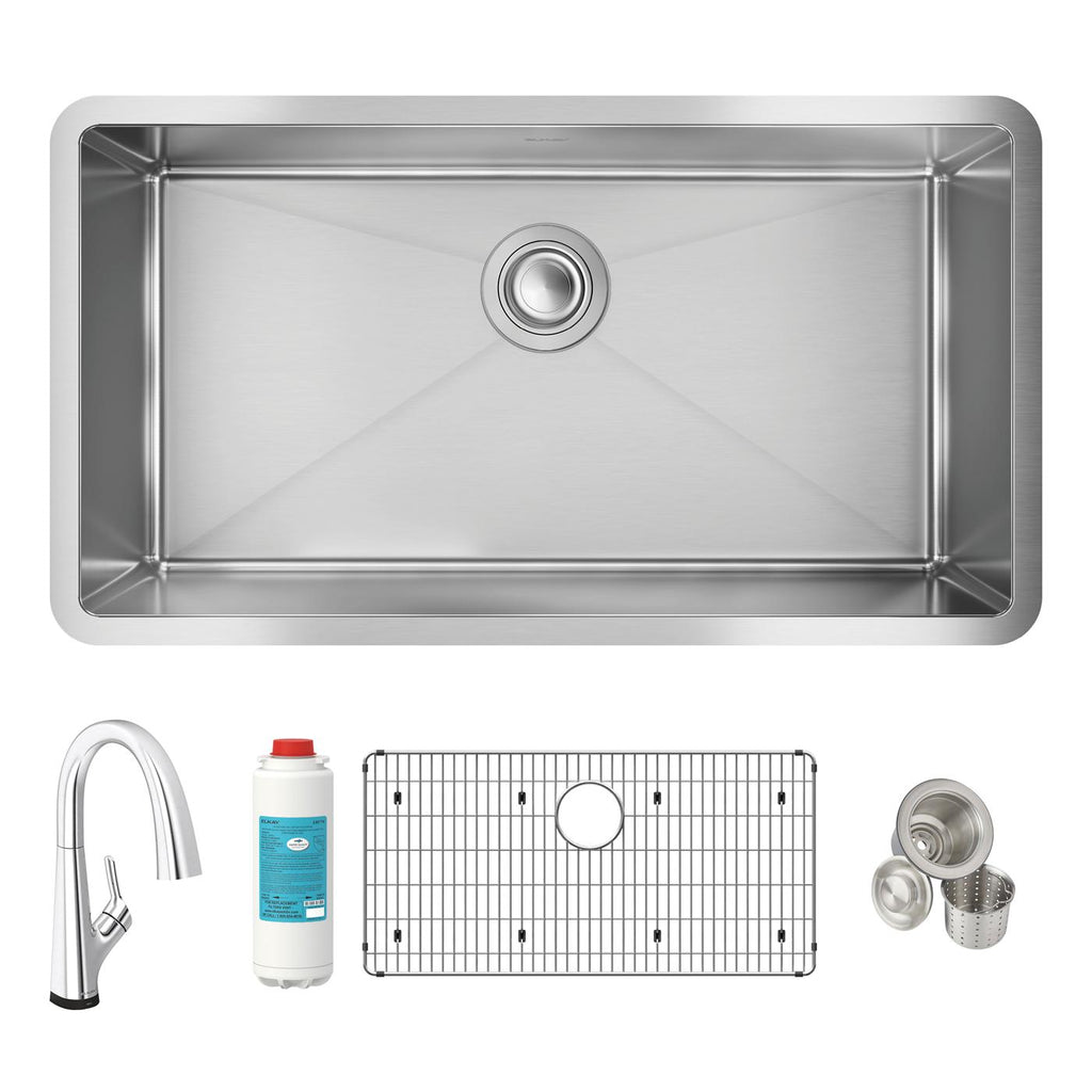 Elkay Tarja Crosstown® Calibre 16 Acero Inoxidable 32-1/2" x 18" x 10" de Un Tazón Bajo Cubierta (Kit con Llave Filtrada) — ambiente de cocina