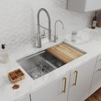 Elkay Tarja Crosstown® Calibre 16 Workstation Acero Inoxidable 31-1/2" x 18-1/2" x 9" de Dos Tazones Iguales (Kit con Aqua Divide) and Filtered Beverage Faucet — ambiente de cocina