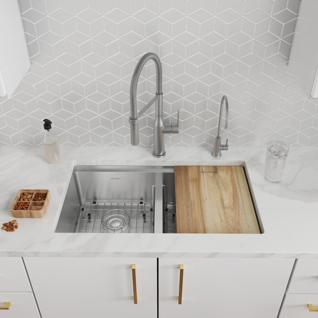 Elkay Tarja Crosstown® Calibre 16 Workstation Acero Inoxidable 31-1/2" x 18-1/2" x 9" de Dos Tazones Iguales (Kit con Aqua Divide) and Filtered Beverage Faucet — ambiente de cocina