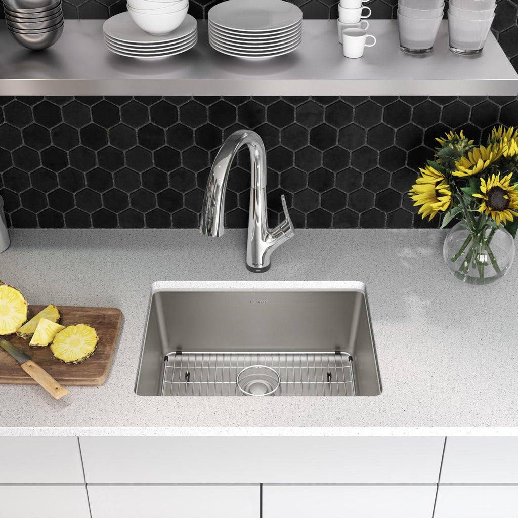 Elkay Tarja Lustertone Iconix® Calibre 18 Acero Inoxidable 23-1/2" x 18-1/4" x 9" de Un Tazón Bajo Cubierta (Kit con Llave Filtrada) — ambiente de cocina