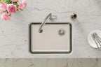 Elkay Tarja Lustertone® Classic Acero Inoxidable 25-1/2" x 19-1/4" x 8" de Un Tazón Bajo Cubierta with Right Drain — ambiente de cocina