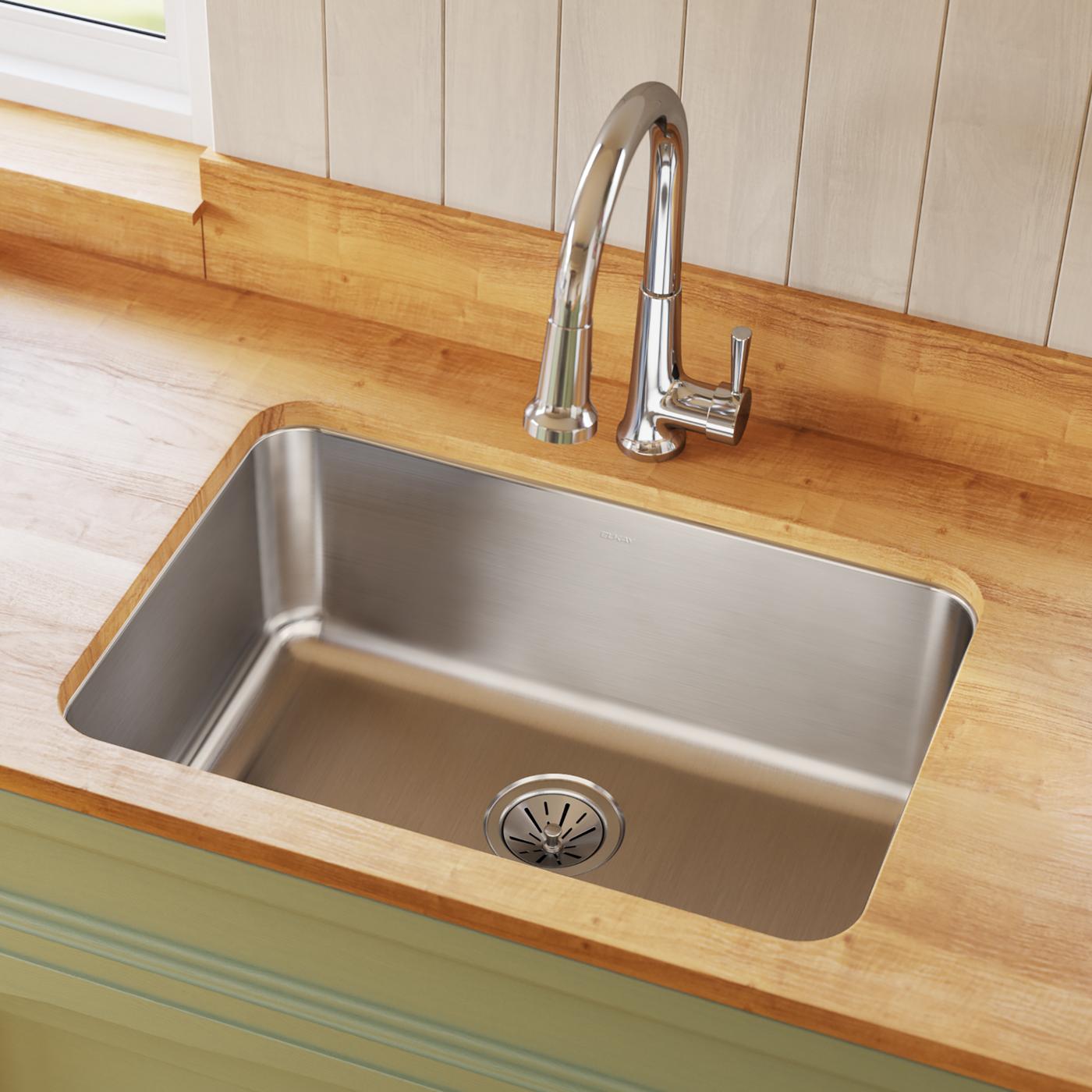 Elkay Tarja Lustertone® Classic Acero Inoxidable 26-1/2" x 18-1/2" x 10" de Un Tazón Bajo Cubierta — ambiente de cocina