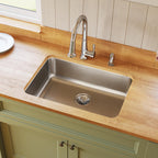 Elkay Tarja Lustertone® Classic Acero Inoxidable 26-1/2" x 18-1/2" x 8" de Un Tazón Bajo Cubierta — ambiente de cocina