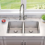 Elkay Tarja Lustertone Iconix® Calibre 18 Acero Inoxidable 32-3/4" x 19-1/2" x 9" de Dos Tazones Bajo Cubierta — ambiente de cocina