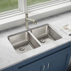 Elkay Tarja Lustertone® Classic Acero Inoxidable 30-3/4" x 18-1/2" x 7-7/8" de Dos Tazones Iguales Bajo Cubierta — ambiente de cocina