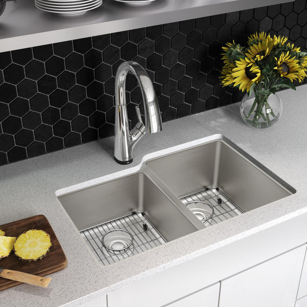 Elkay Tarja Lustertone Iconix® Calibre 18 Acero Inoxidable 31-1/4" x 20-1/2" x 9" Offset 40/60 Bowl Bajo Cubierta (Kit) w/Filter Faucet — ambiente de cocina