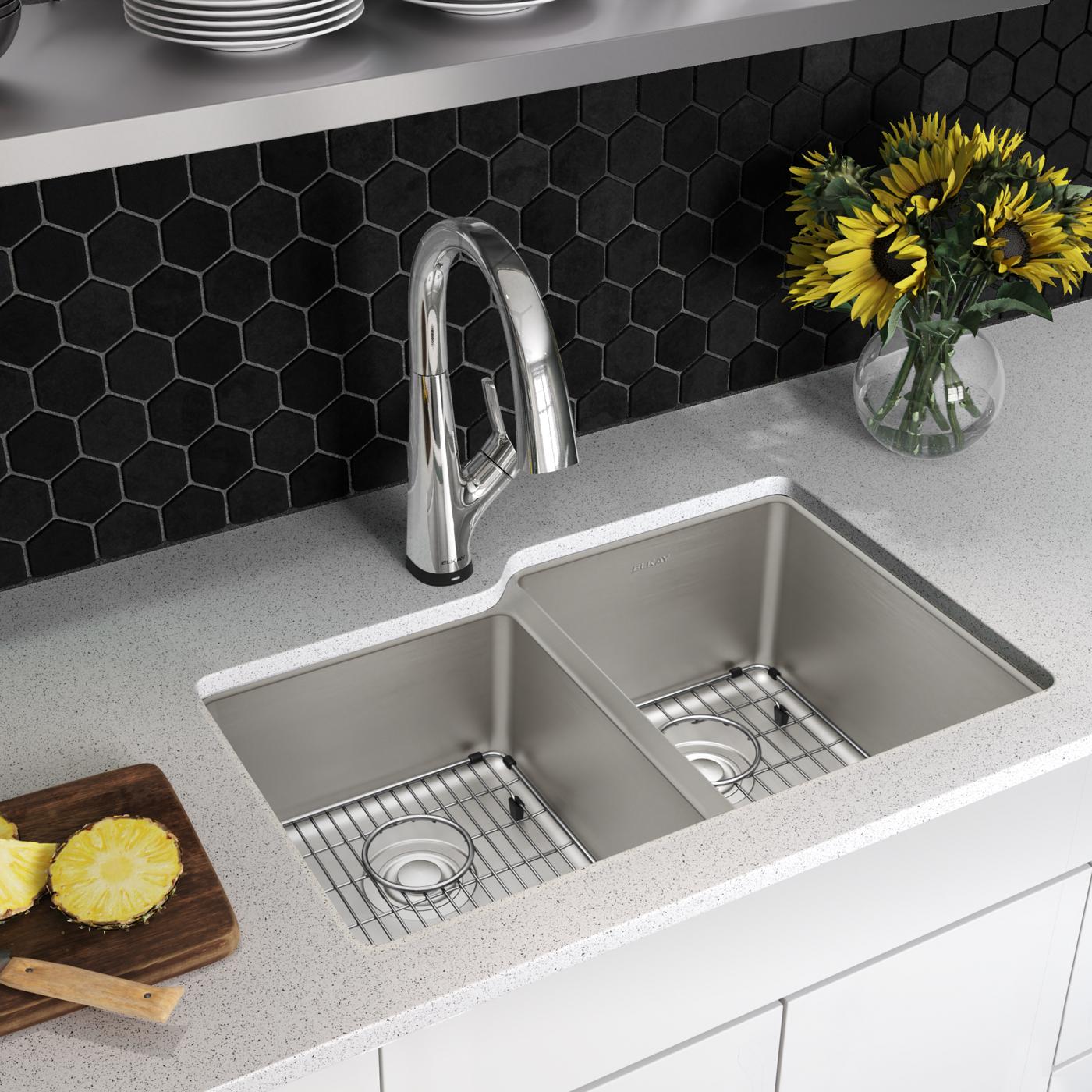 Elkay Tarja Lustertone Iconix® Calibre 18 Acero Inoxidable 31-1/4" x 20-1/2" x 9" Offset 40/60 Bowl Bajo Cubierta (Kit) w/Filter Faucet — ambiente de cocina