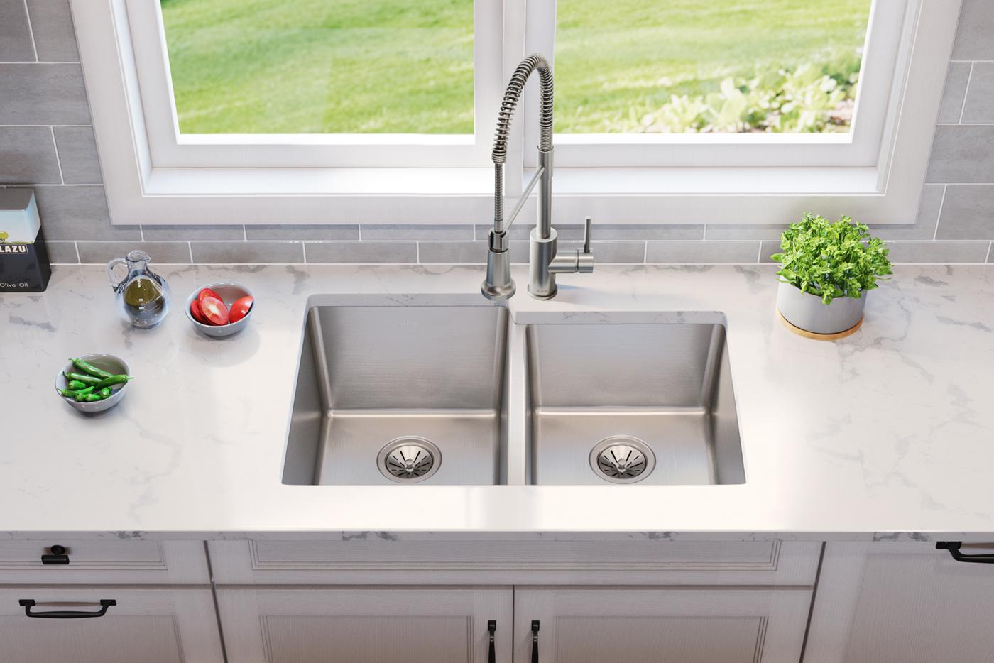 Elkay Tarja Lustertone Iconix® Calibre 18 Acero Inoxidable 31-1/4" x 20-1/2" x 9" de Dos Tazones Bajo Cubierta with Right Small Bowl — ambiente de cocina