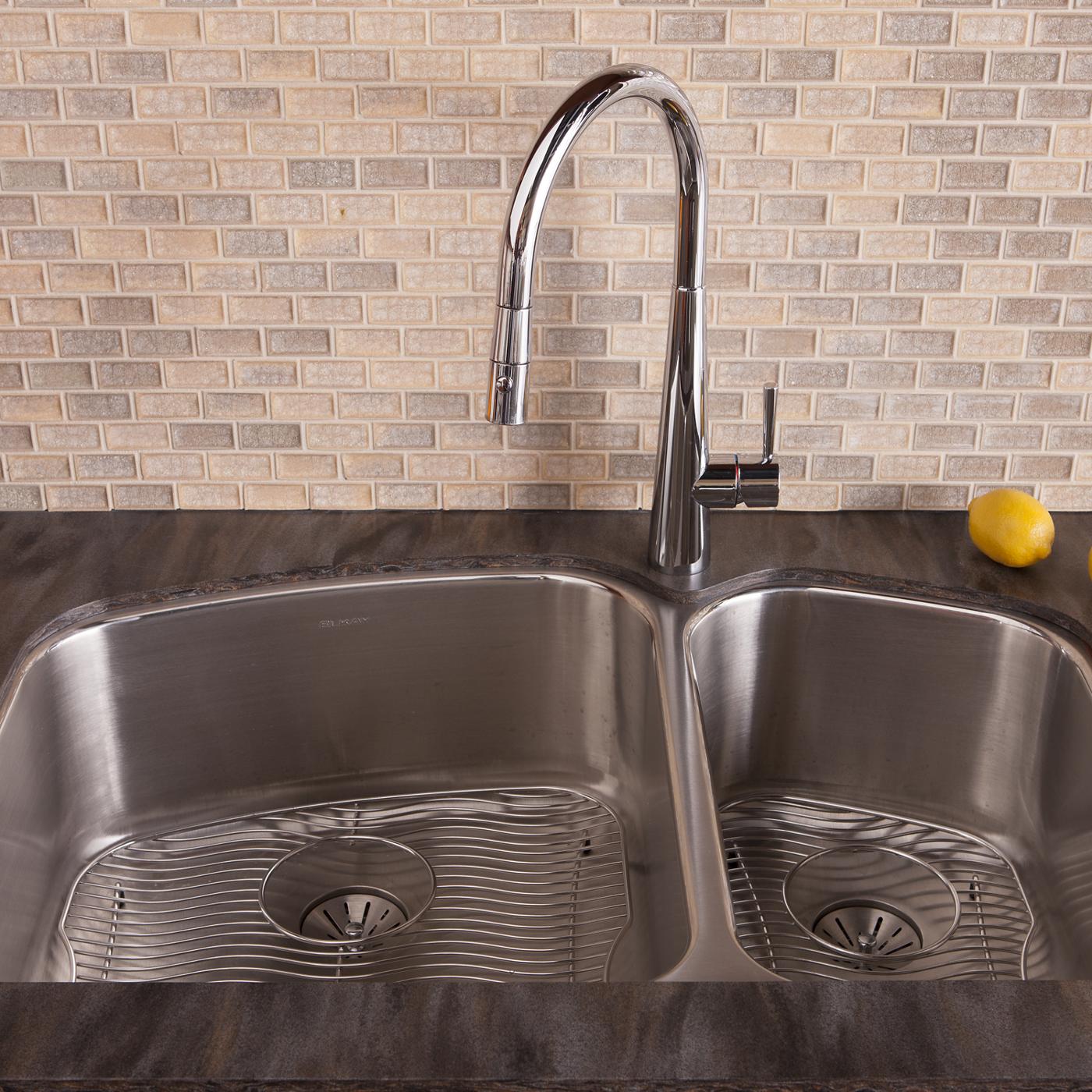 Elkay Tarja Lustertone® Classic Acero Inoxidable 32-3/4" x 21" x 9" 60/40 de Dos Tazones Bajo Cubierta with Perfect Drain® — ambiente de cocina