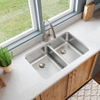 Elkay Tarja Lustertone® Classic Acero Inoxidable 31-1/4" x 20" x 7-7/8" de Dos Tazones Bajo Cubierta with Perfect Drain® — ambiente de cocina