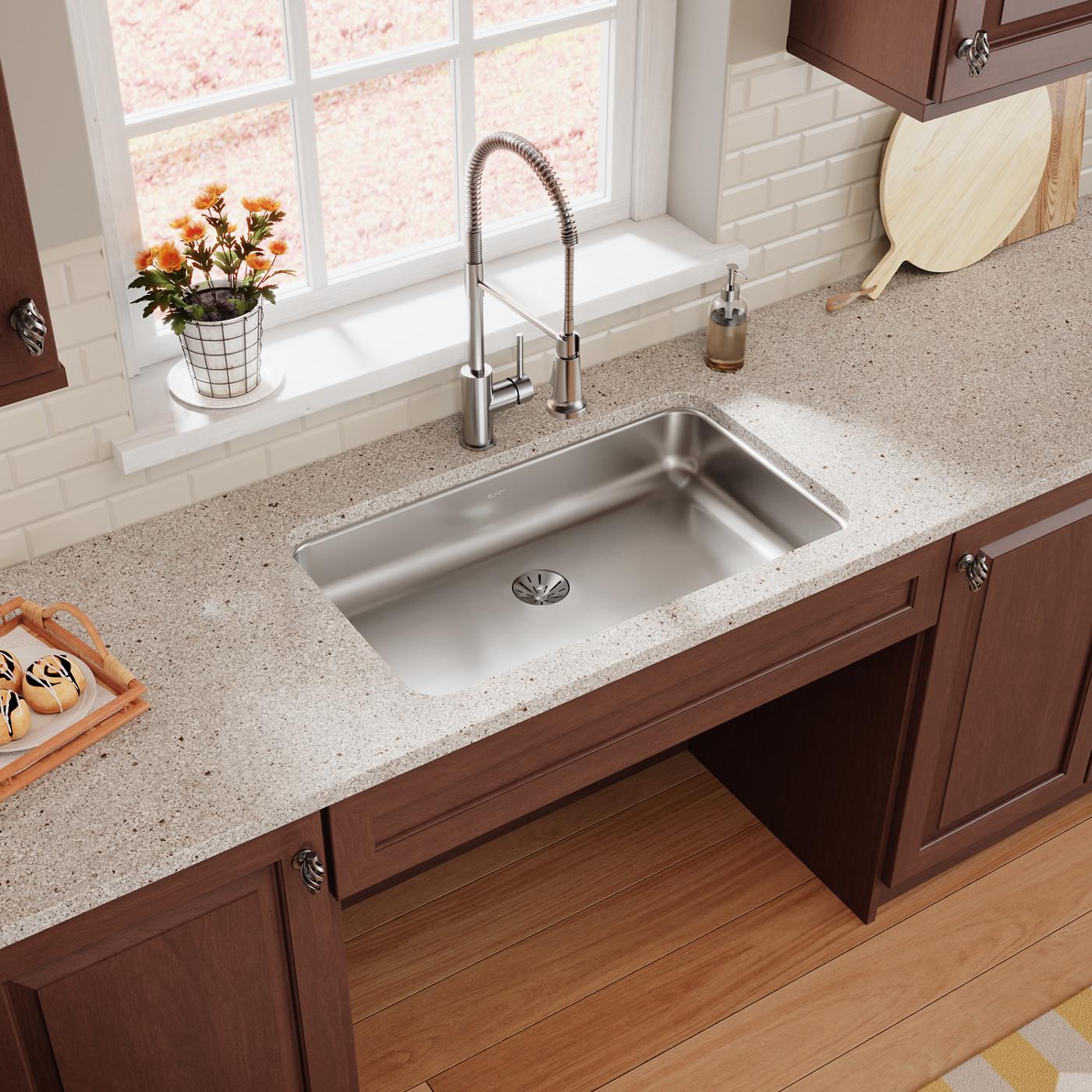 Elkay Tarja Lustertone® Classic Acero Inoxidable 30-1/2" x 18-1/2" x 5-3/8" de Un Tazón Bajo Cubierta ADA con Perfect Drain® — ambiente de cocina