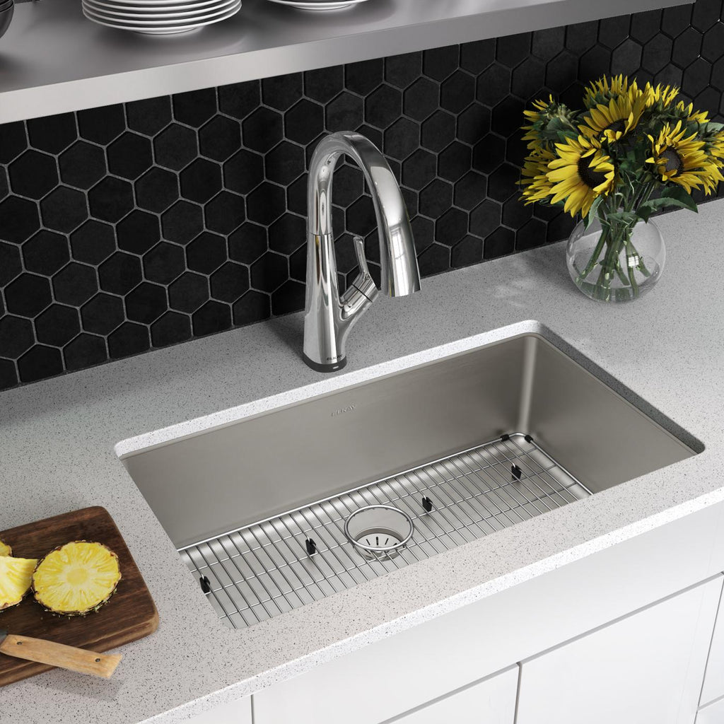 Elkay Tarja Lustertone Iconix® Calibre 16 Acero Inoxidable 32-1/2" x 19-1/2" x 9" de Un Tazón Bajo Cubierta (Kit con Llave Filtrada) with Perfect Drain® — ambiente de cocina