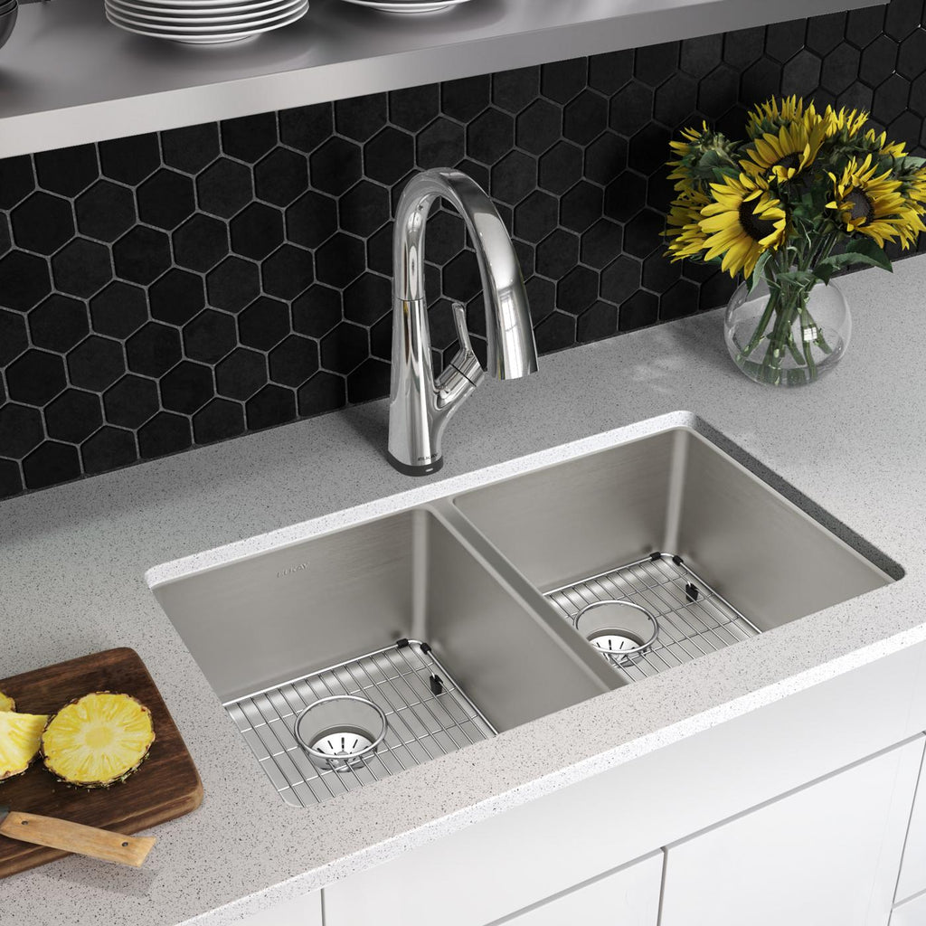 Elkay Tarja Lustertone Iconix® Calibre 16 Acero Inoxidable 32-3/4" x 19-1/2" x 9" de Dos Tazones Bajo Cubierta (Kit con Llave Filtrada) with Perfect Drain® — ambiente de cocina