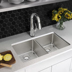 Elkay Tarja Lustertone Iconix® Calibre 16 Acero Inoxidable 32-3/4" x 19-1/2" x 9" de Dos Tazones Bajo Cubierta (Kit con Llave Filtrada) with Perfect Drain® — ambiente de cocina