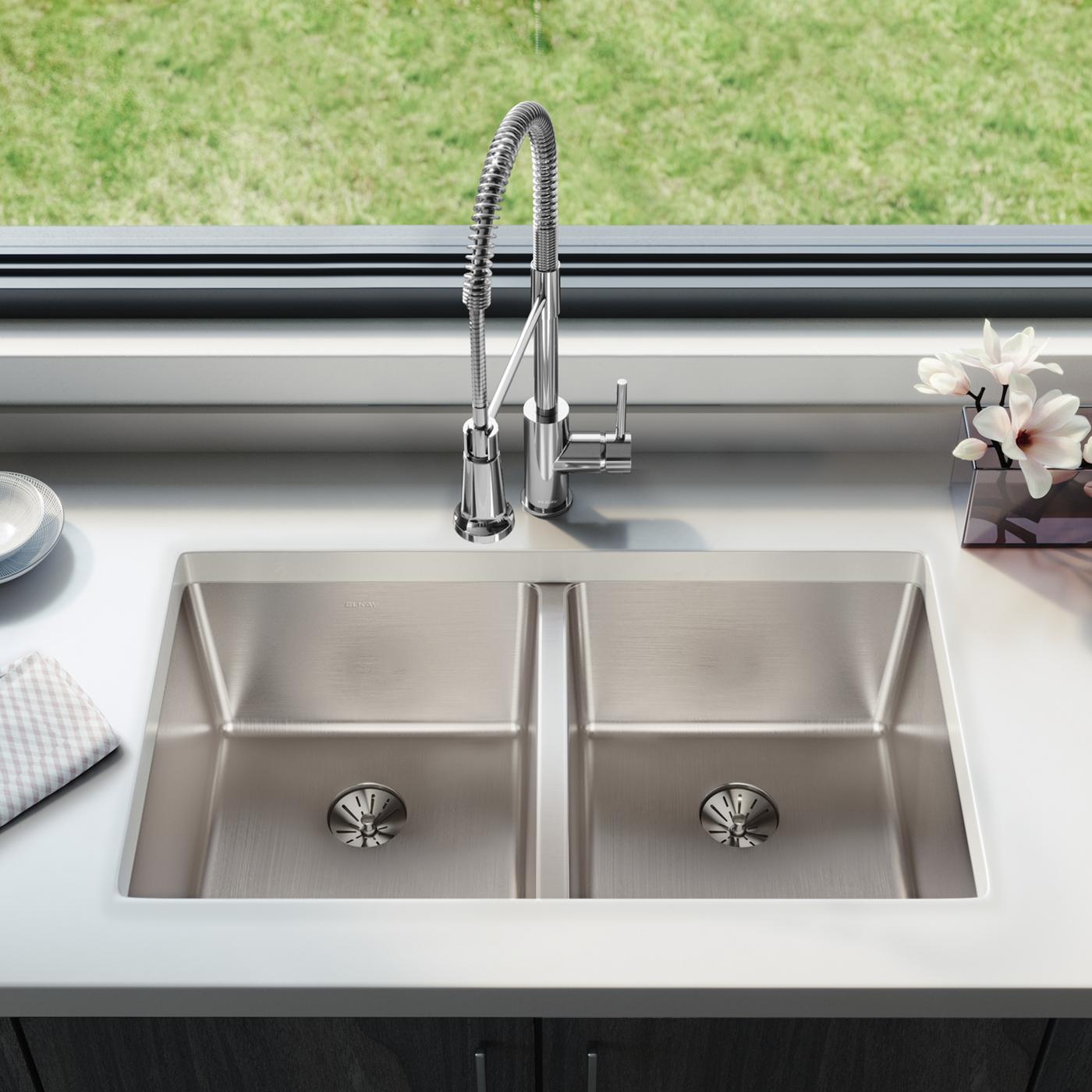 Elkay Tarja Lustertone Iconix® Calibre 16 Acero Inoxidable 32-3/4" x 19-1/2" x 9" de Dos Tazones Bajo Cubierta with Perfect Drain® — ambiente de cocina