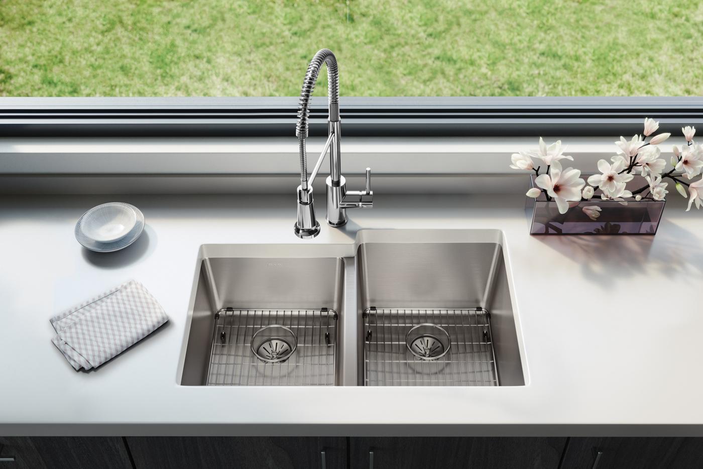 Elkay Tarja Lustertone Iconix® Calibre 16 Acero Inoxidable 31-1/4" x 20-1/2" x 9" de Dos Tazones Bajo Cubierta (Kit) with Left Perfect Drain® — ambiente de cocina