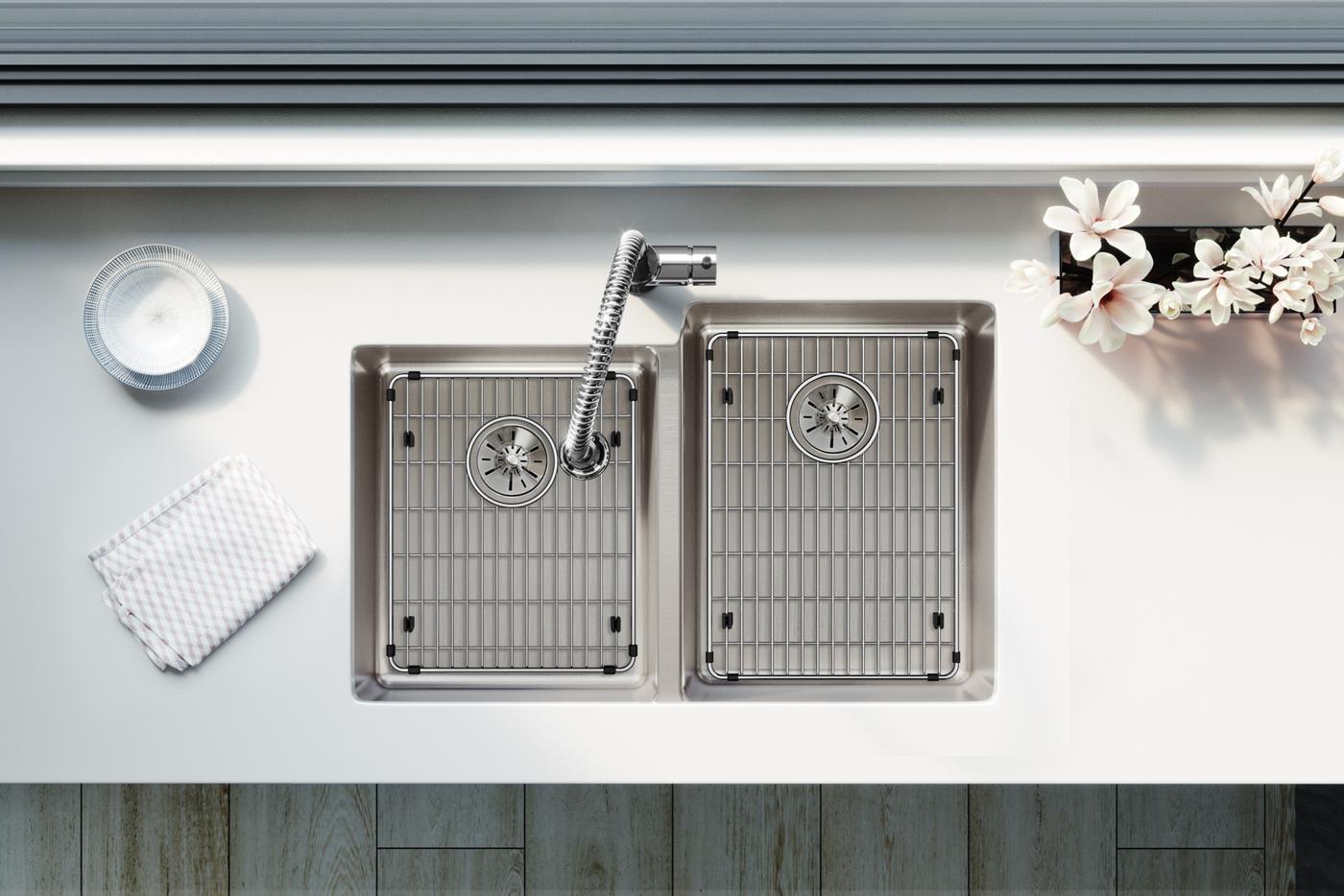 Elkay Tarja Lustertone Iconix® Calibre 16 Acero Inoxidable 31-1/4" x 20-1/2" x 9" de Dos Tazones Bajo Cubierta (Kit) with Left Perfect Drain® — ambiente de cocina